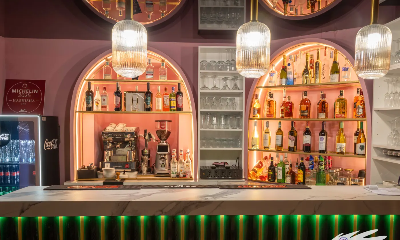 Kemerli raflı ve ışıklı şişeli bar