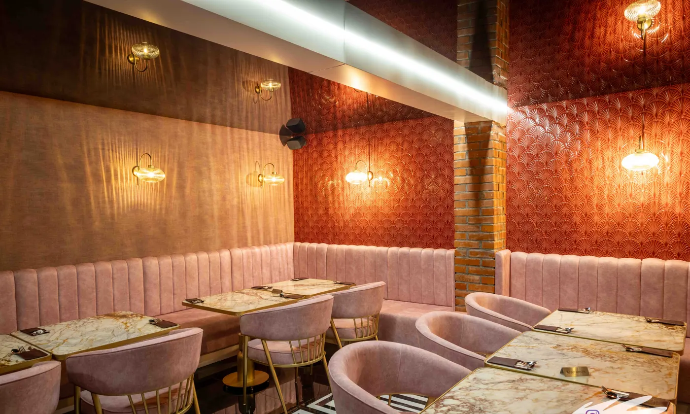 Pembe kanepeli ve mermer masalı salon