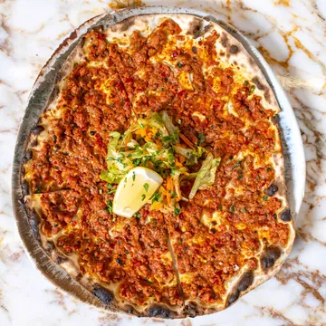 Lahmacun with salad and lemon