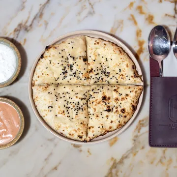 Flatbread with nigella seeds and dips