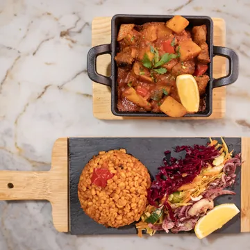 Chicken and lamb in sauce with bulgur